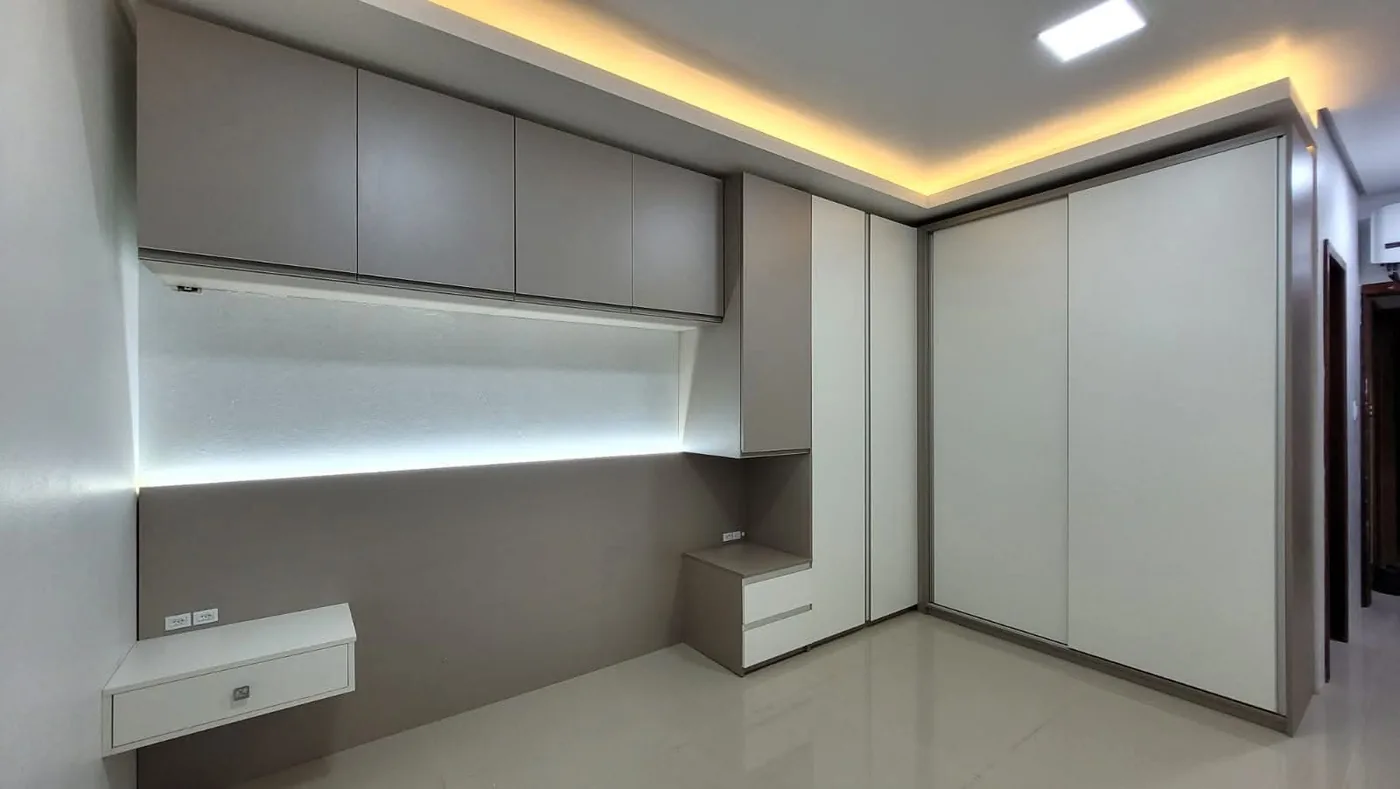 Closet planejado ripado com iluminação · Montaro