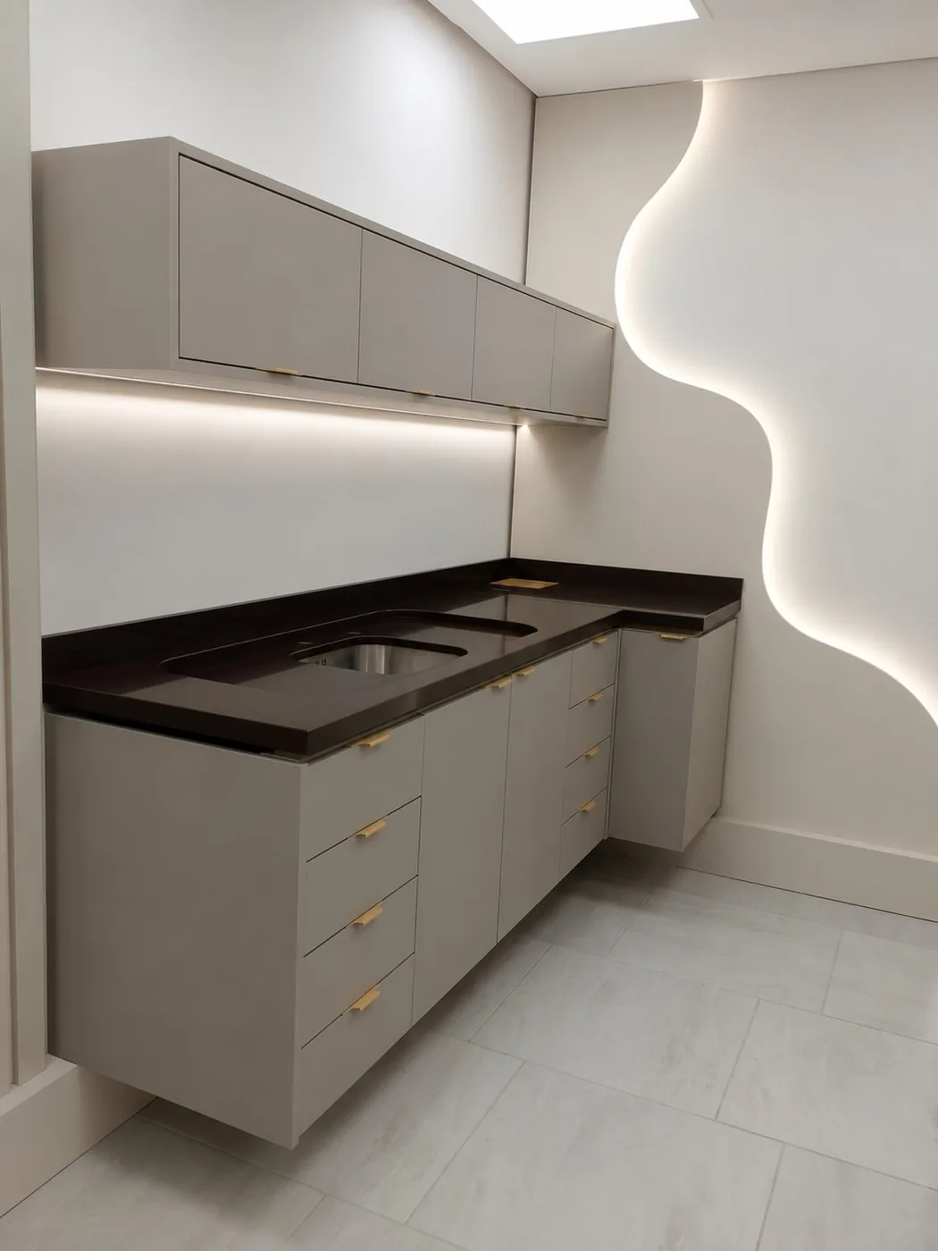 Bancada e armários sob medida em consultório · Montaro