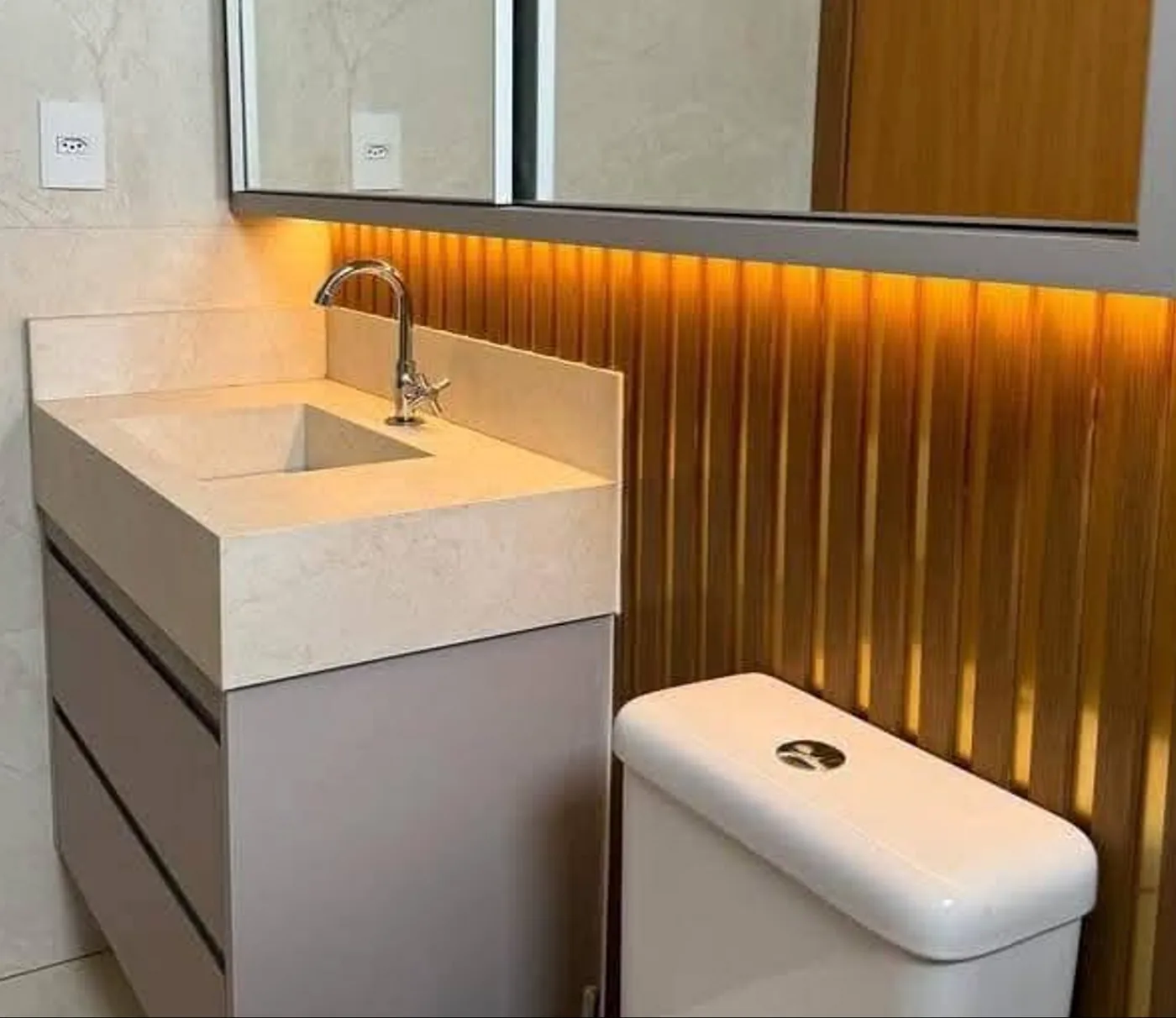 Lavabo ripado em madeira com cuba em mármore · Montaro