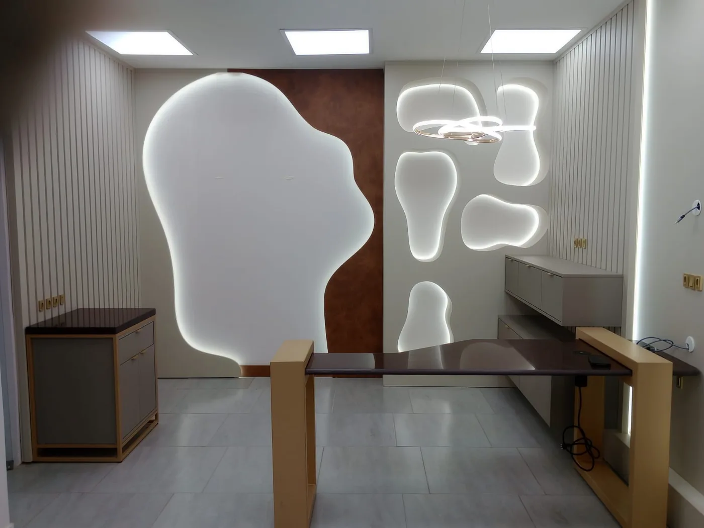 Recepção com painéis iluminados sob medida · Montaro